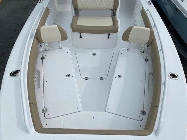 Slide: The Image of Everglades 253 Center Console 2025 - 43