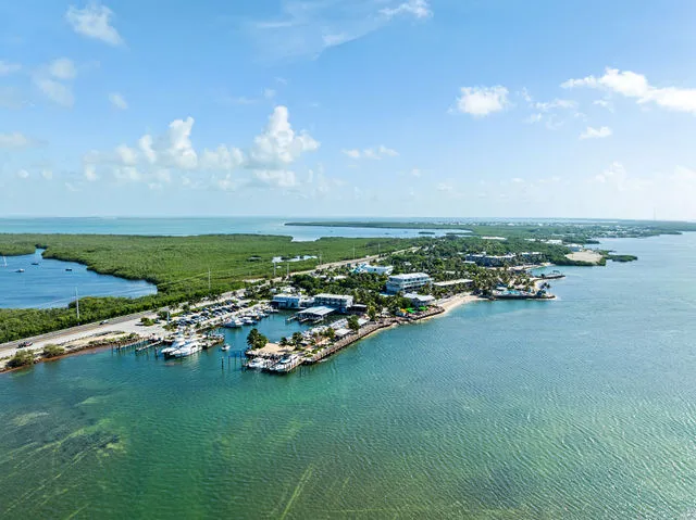 Slide: The Image of Everglades 253 Center Console 2025 - 67