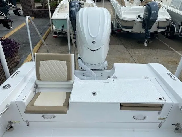 Slide: The Image of Everglades 253 Center Console 2025 - 91