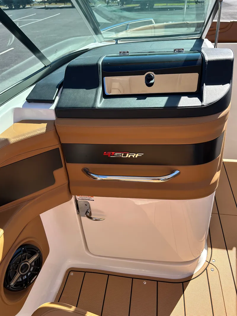 Slide: The Image of Chaparral 30 Surf 2026 - 28