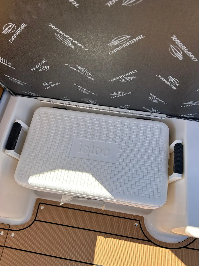 Slide: The Image of Chaparral 30 Surf 2026 - 35