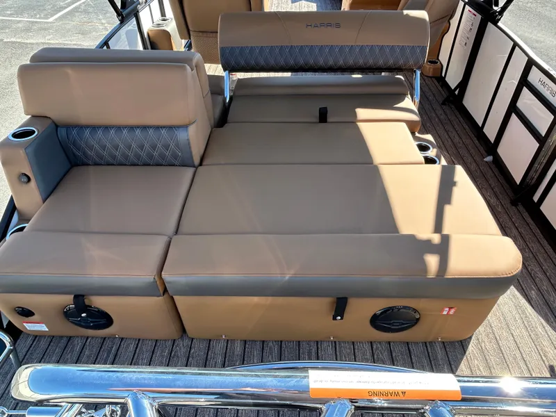 Slide: The Image of Harris Cruiser 250 LUX 2026 - 13