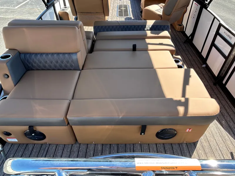 Slide: The Image of Harris Cruiser 250 LUX 2026 - 14