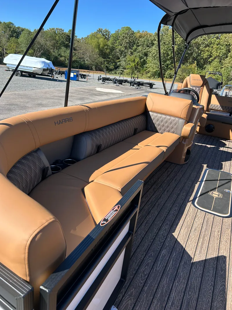 Slide: The Image of Harris Cruiser 250 LUX 2026 - 5