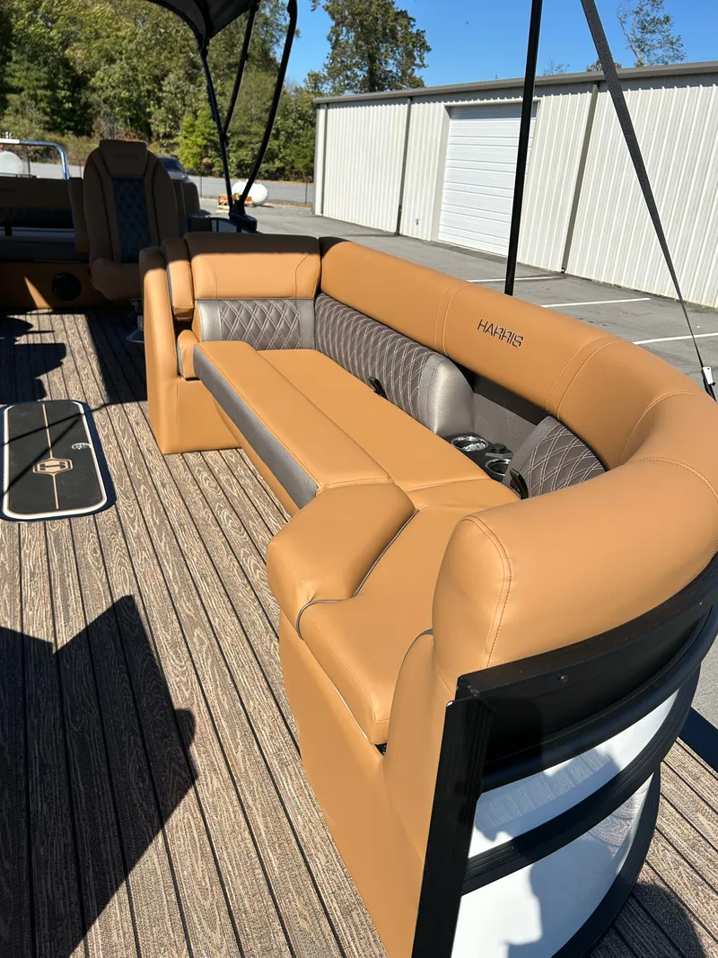 Slide: The Image of Harris Cruiser 250 LUX 2026 - 6