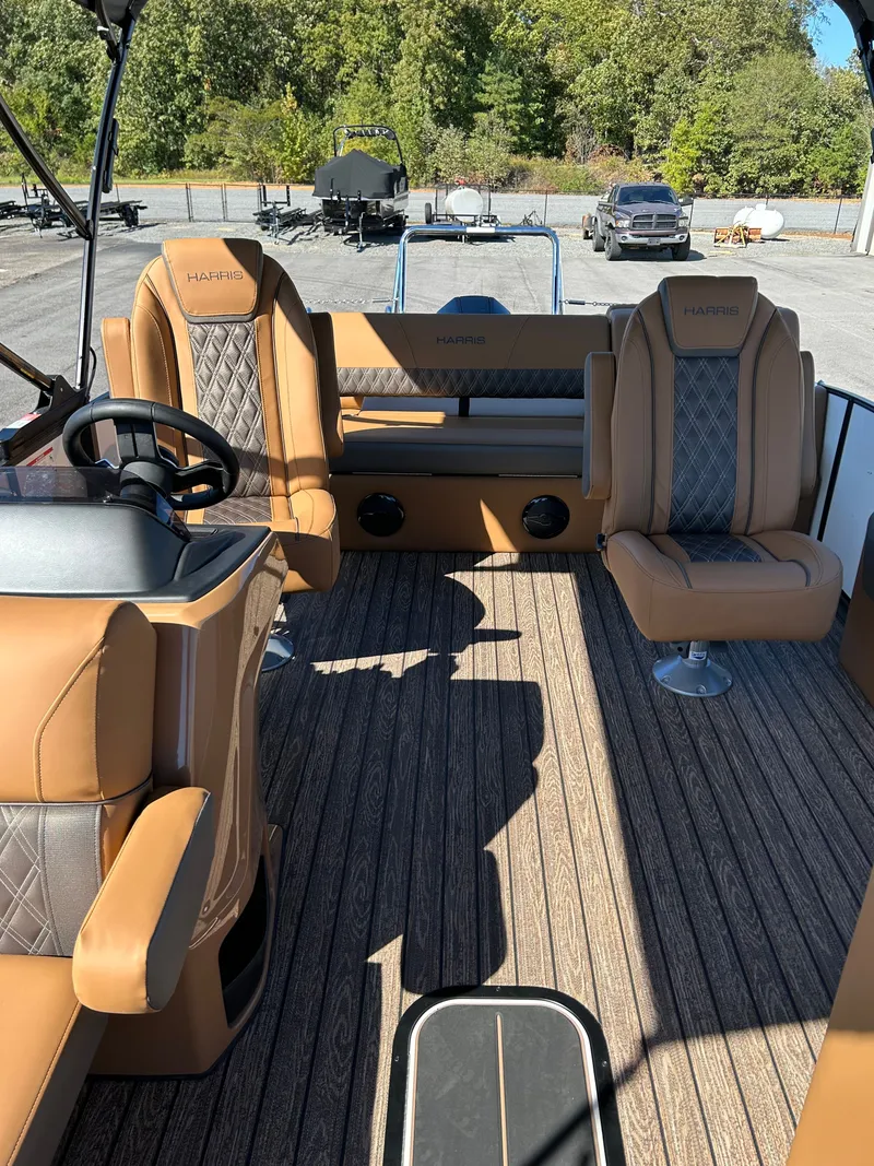 Slide: The Image of Harris Cruiser 250 LUX 2026 - 7