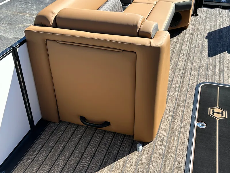 Slide: The Image of Harris Cruiser 250 LUX 2026 - 8