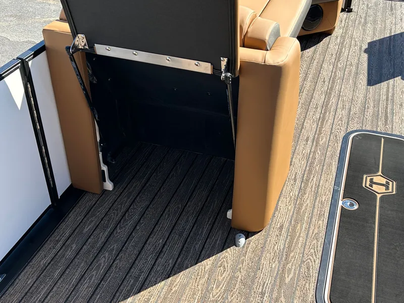 Slide: The Image of Harris Cruiser 250 LUX 2026 - 9