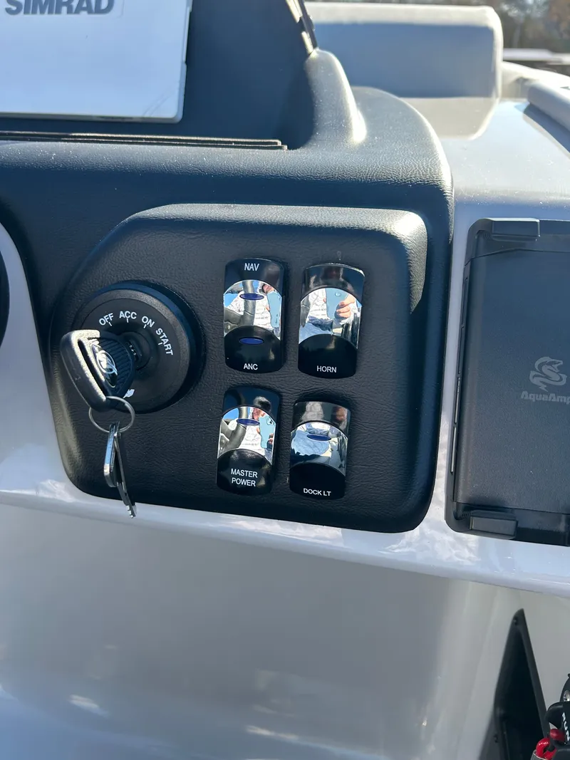 Slide: The Image of Harris Cruiser 250 LUX 2026 - 10