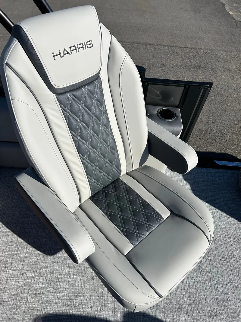 Slide: The Image of Harris Cruiser 250 LUX 2026 - 13