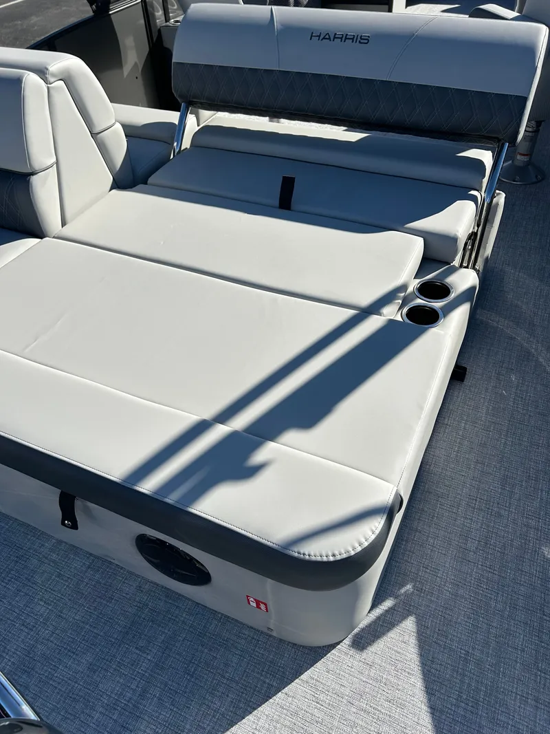 Slide: The Image of Harris Cruiser 250 LUX 2026 - 15