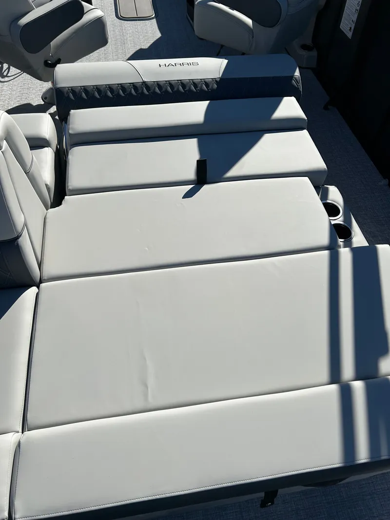 Slide: The Image of Harris Cruiser 250 LUX 2026 - 16