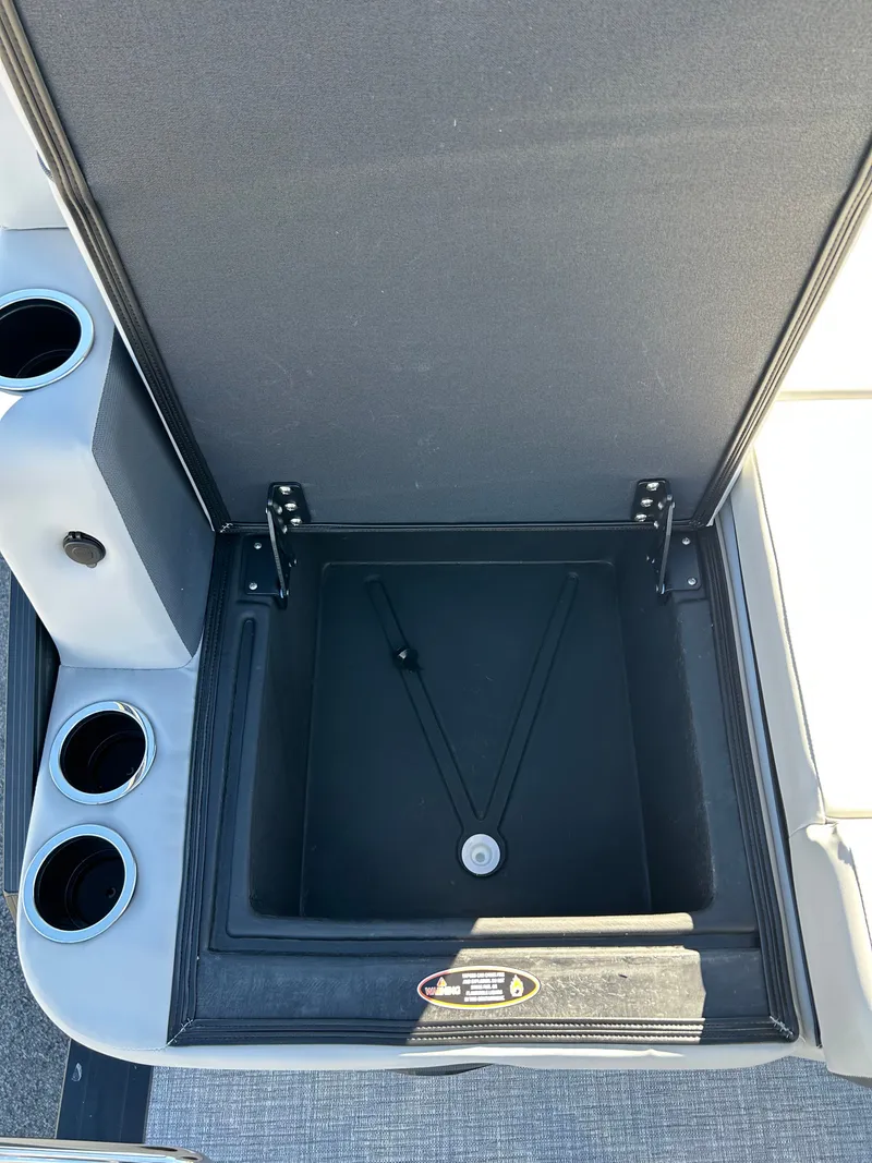 Slide: The Image of Harris Cruiser 250 LUX 2026 - 17