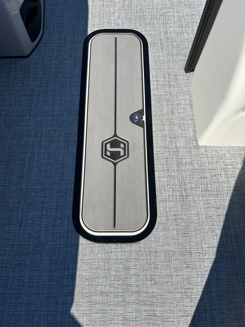 Slide: The Image of Harris Cruiser 250 LUX 2026 - 7