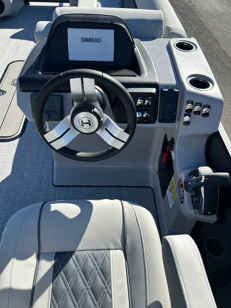 Slide: The Image of Harris Cruiser 250 LUX 2026 - 9