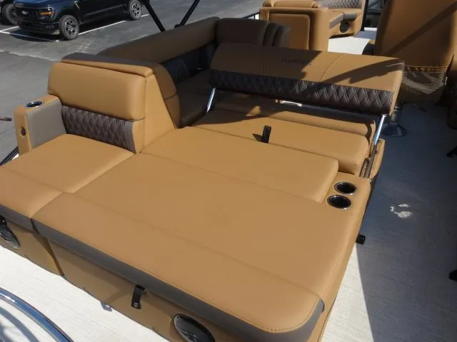 Slide: The Image of Harris Cruiser 250 LUX 2026 - 11