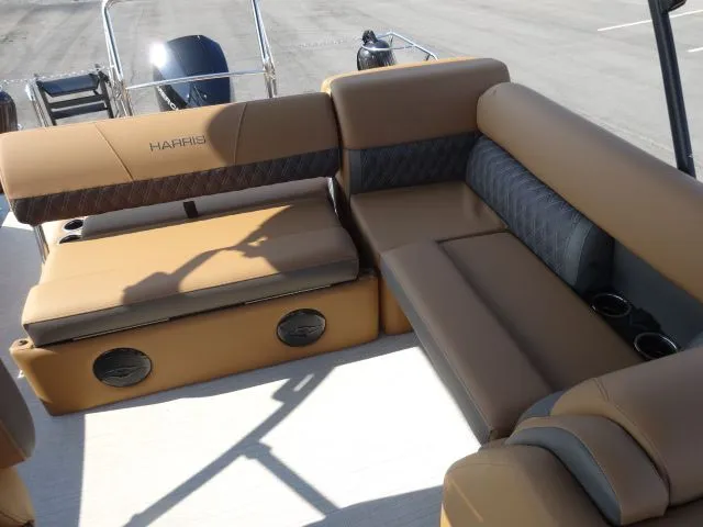 Slide: The Image of Harris Cruiser 250 LUX 2026 - 7