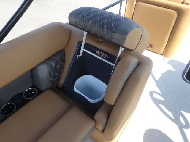 Slide: The Image of Harris Cruiser 250 LUX 2026 - 8