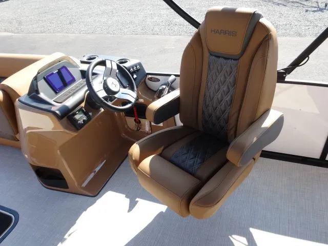 Slide: The Image of Harris Cruiser 250 LUX 2026 - 9