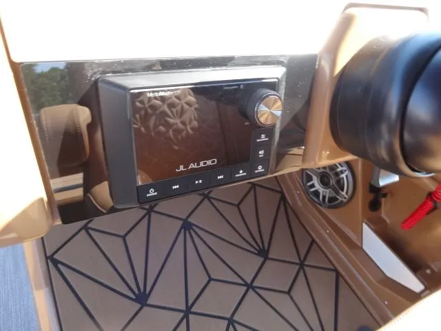 Slide: The Image of Harris Grand Mariner 250 2026 - 10