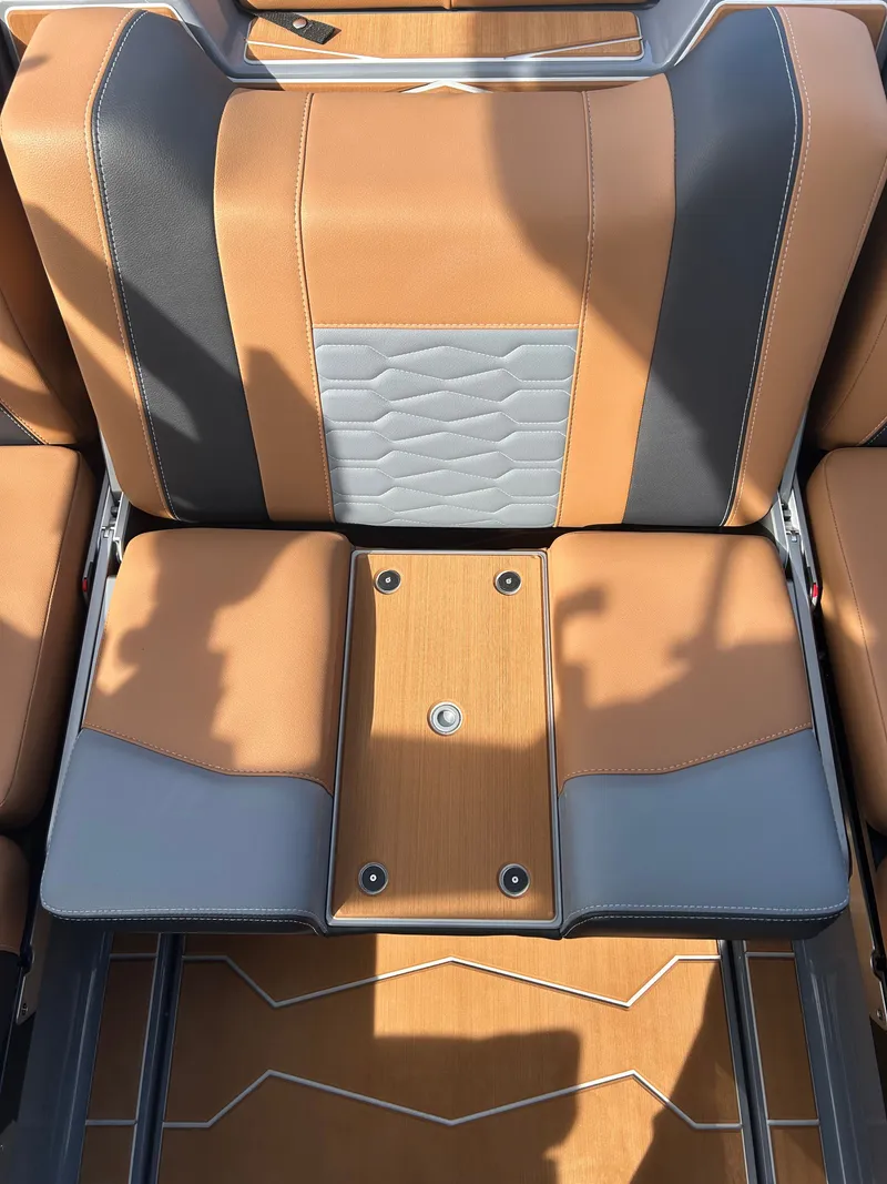 Slide: The Image of Malibu Wakesetter 24 MXZ 2026 - 10