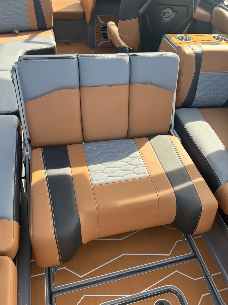 Slide: The Image of Malibu Wakesetter 24 MXZ 2026 - 12