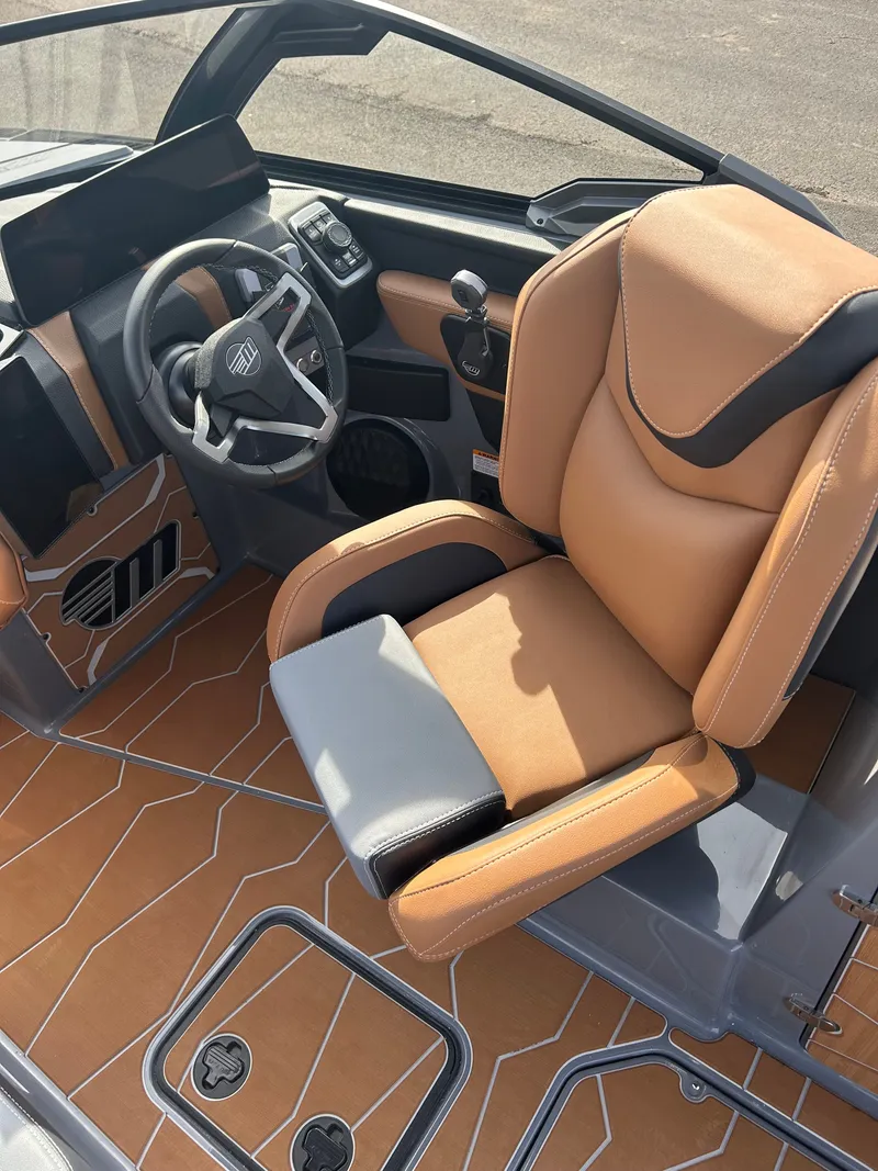 Slide: The Image of Malibu Wakesetter 24 MXZ 2026 - 14