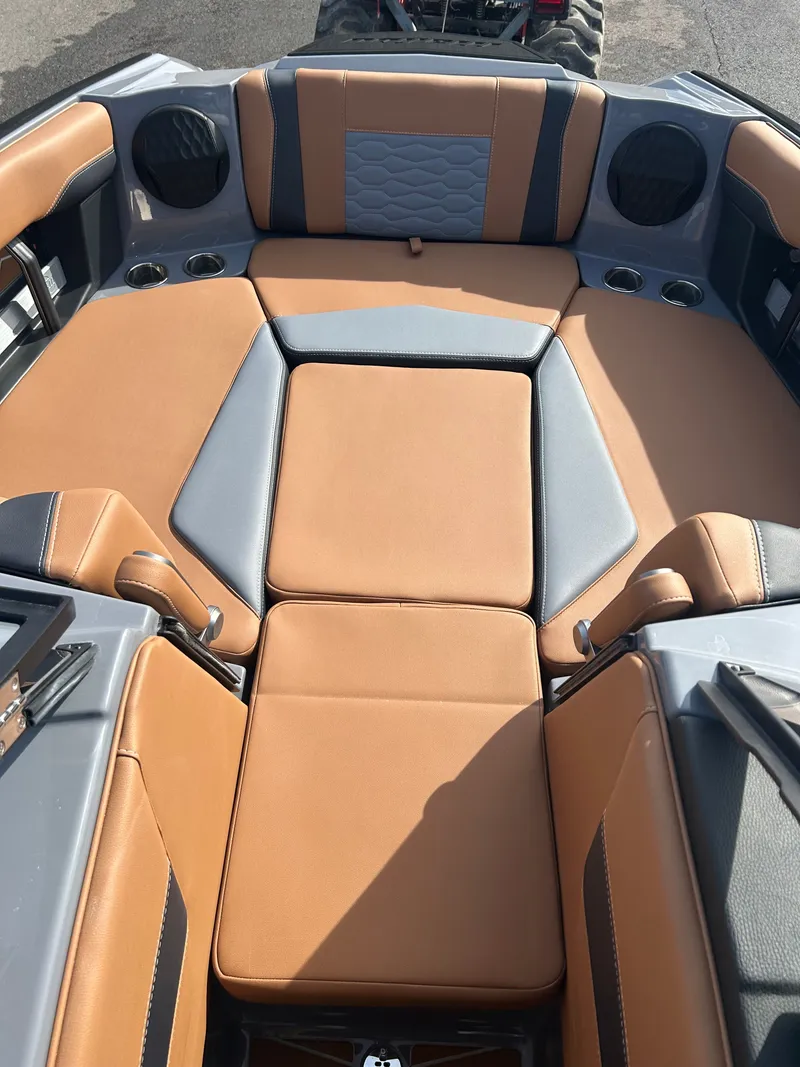 Slide: The Image of Malibu Wakesetter 24 MXZ 2026 - 17