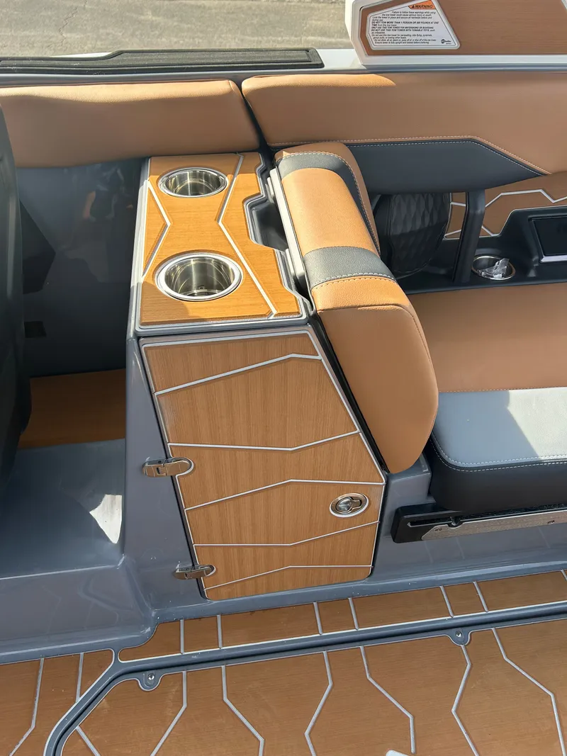 Slide: The Image of Malibu Wakesetter 24 MXZ 2026 - 20