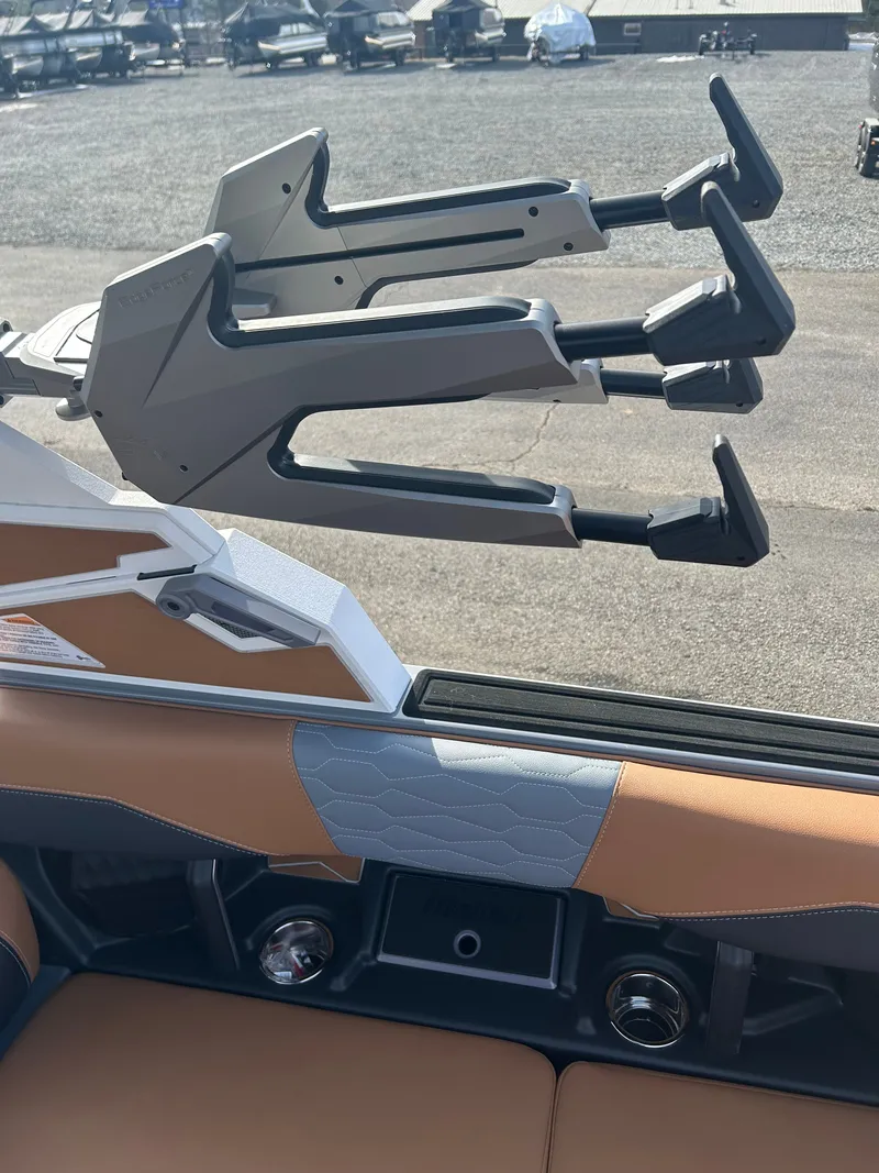 Slide: The Image of Malibu Wakesetter 24 MXZ 2026 - 21