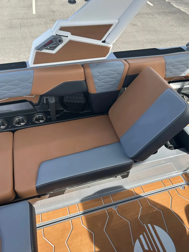 Slide: The Image of Malibu Wakesetter 24 MXZ 2026 - 9