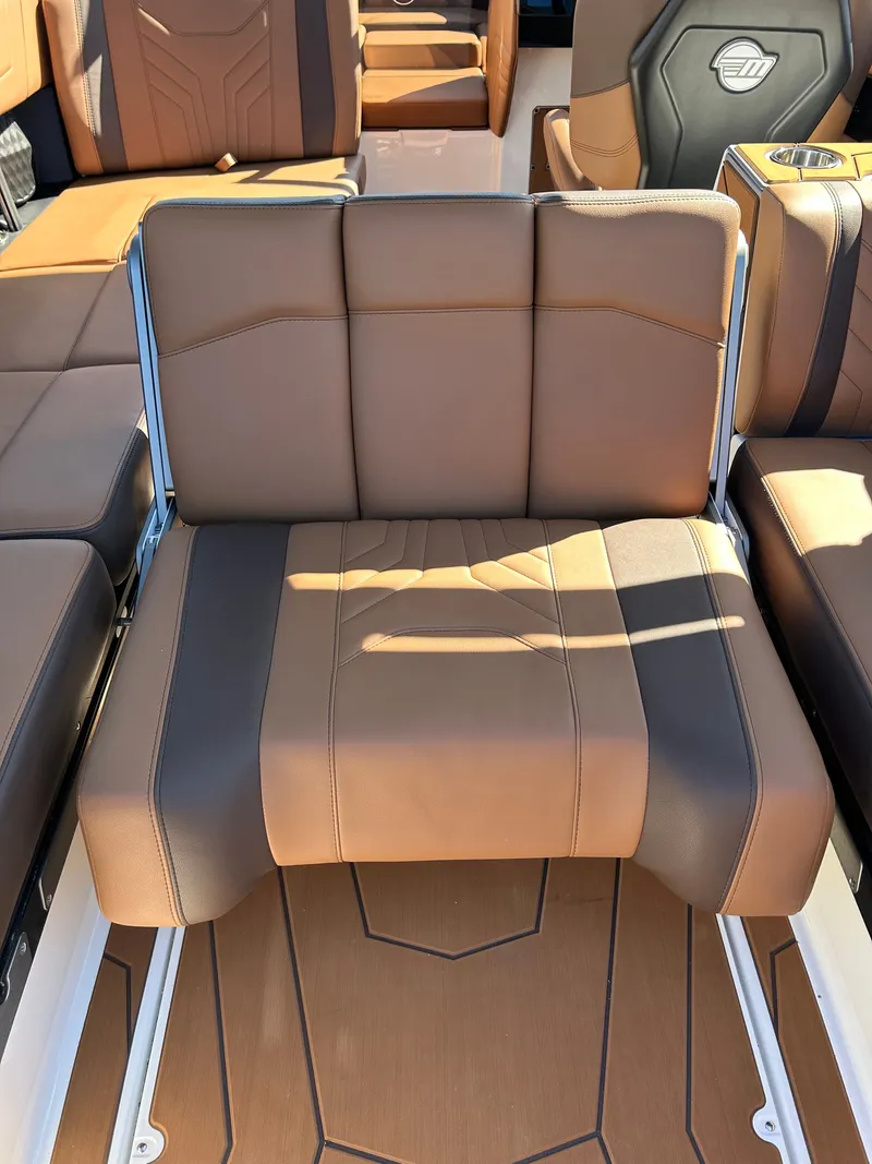 Slide: The Image of Malibu Wakesetter 25 LSV 2026 - 10