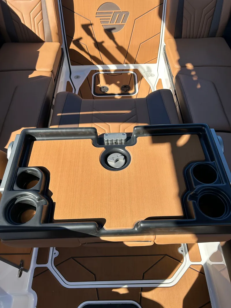 Slide: The Image of Malibu Wakesetter 25 LSV 2026 - 11