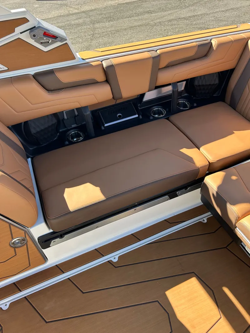 Slide: The Image of Malibu Wakesetter 25 LSV 2026 - 12