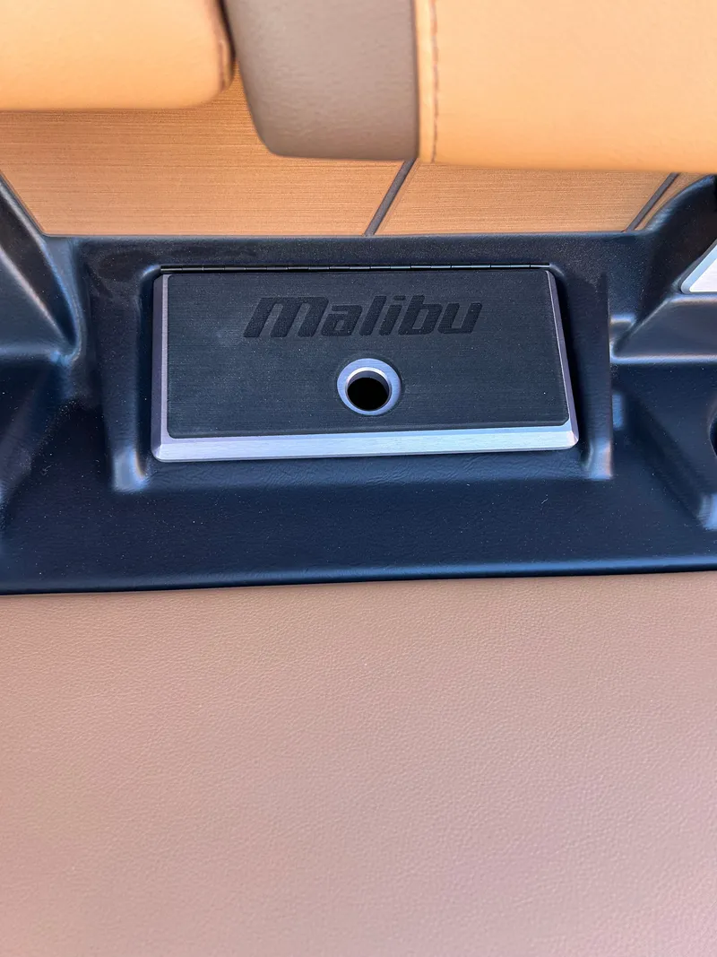 Slide: The Image of Malibu Wakesetter 25 LSV 2026 - 13