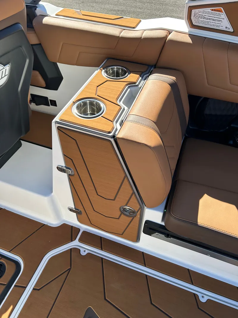 Slide: The Image of Malibu Wakesetter 25 LSV 2026 - 14