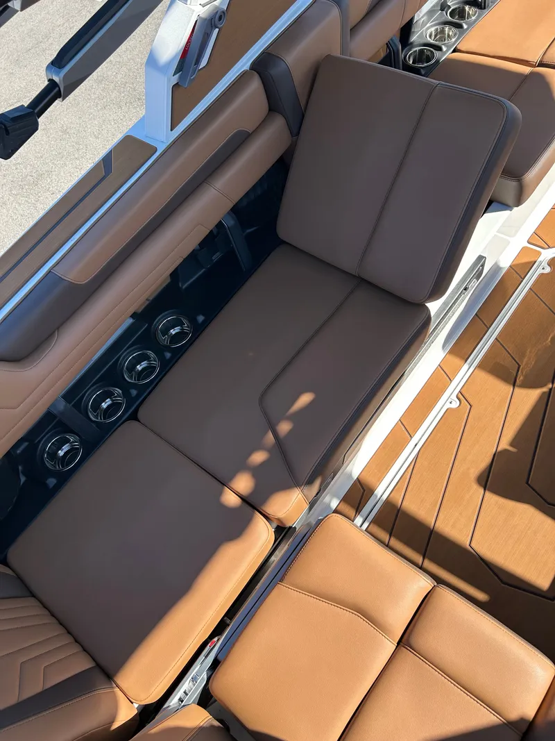 Slide: The Image of Malibu Wakesetter 25 LSV 2026 - 15