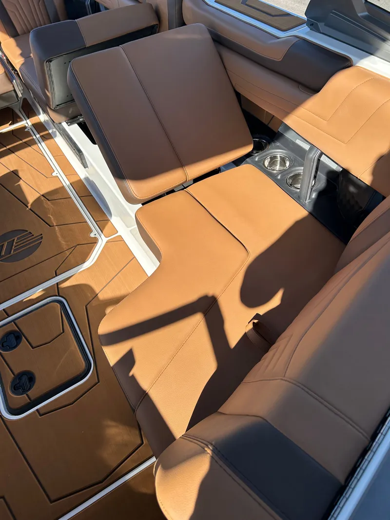 Slide: The Image of Malibu Wakesetter 25 LSV 2026 - 16