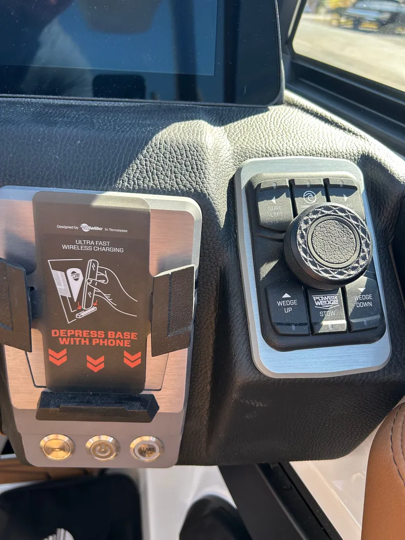 Slide: The Image of Malibu Wakesetter 25 LSV 2026 - 20