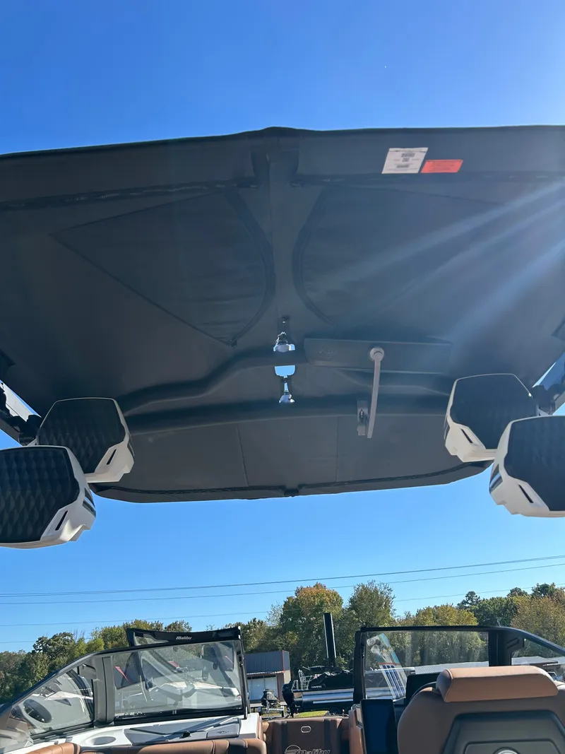 Slide: The Image of Malibu Wakesetter 25 LSV 2026 - 25