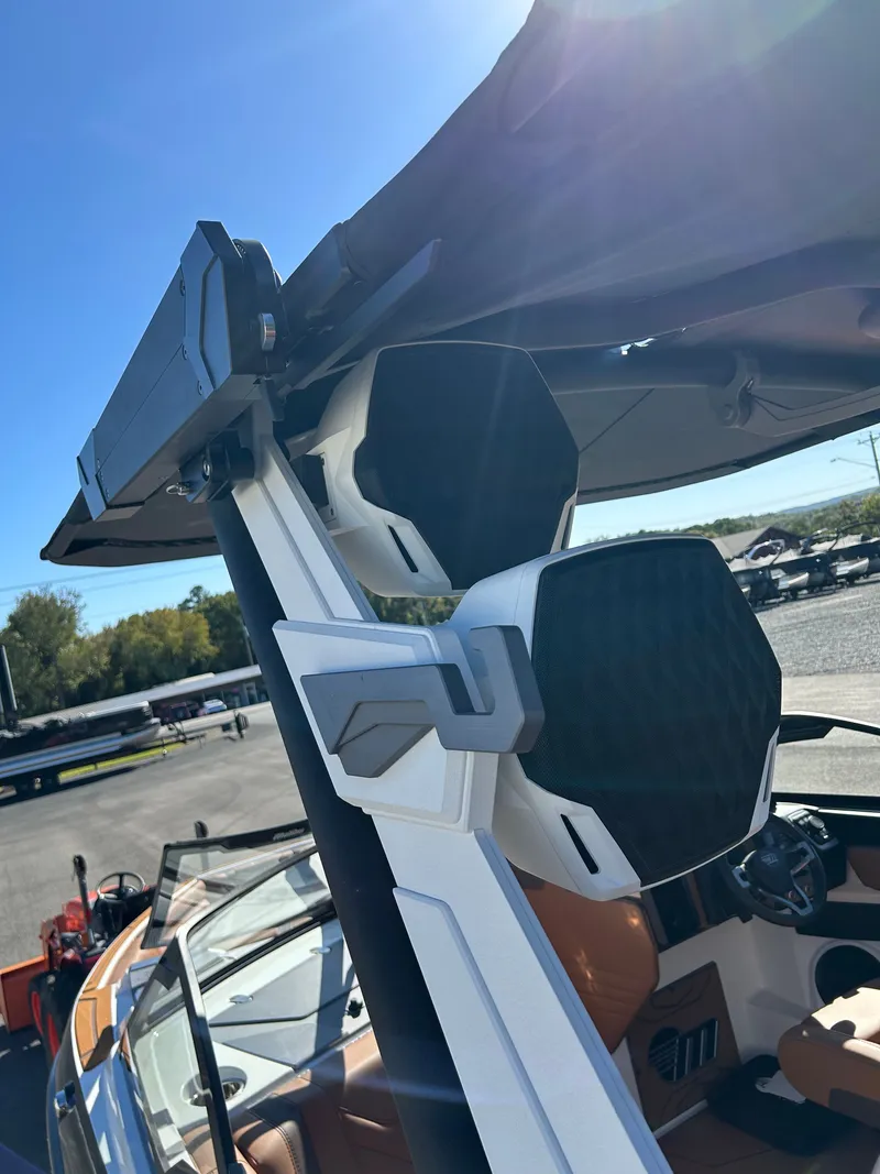 Slide: The Image of Malibu Wakesetter 25 LSV 2026 - 26