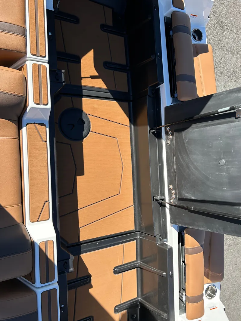 Slide: The Image of Malibu Wakesetter 25 LSV 2026 - 28