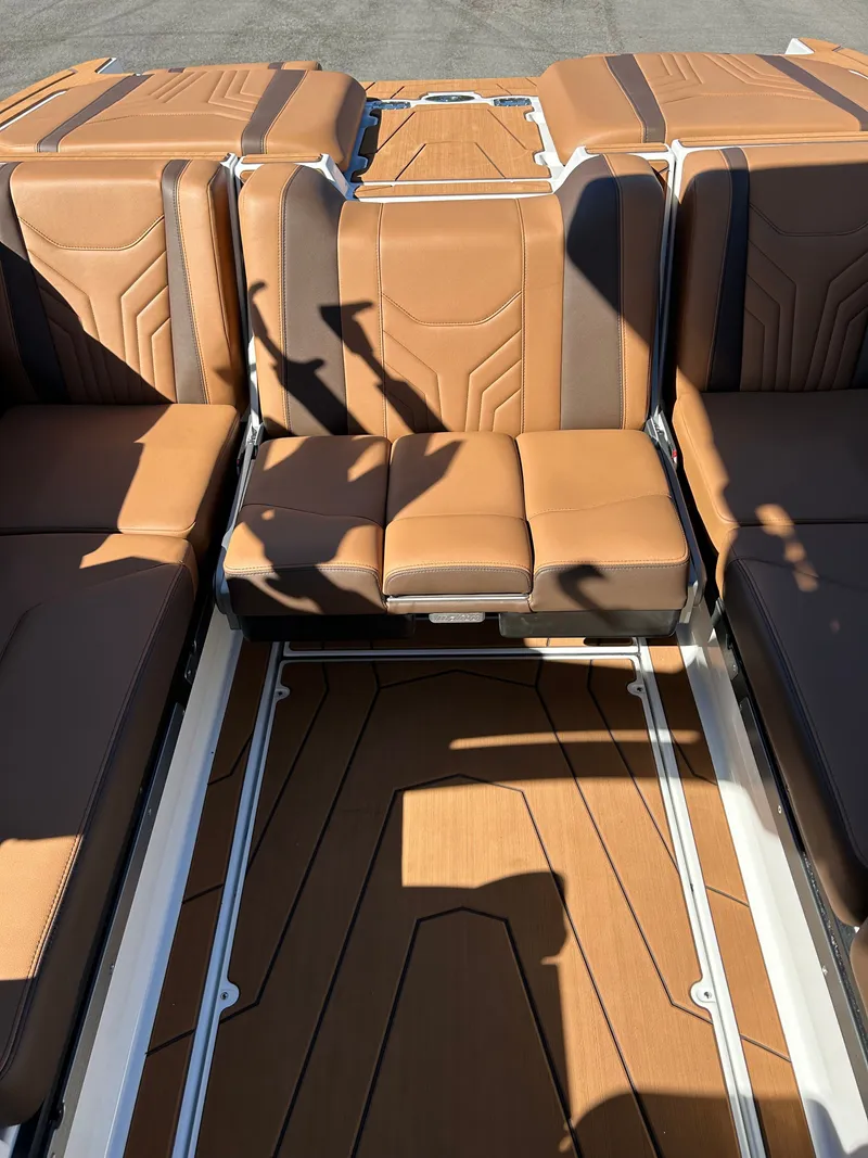 Slide: The Image of Malibu Wakesetter 25 LSV 2026 - 7
