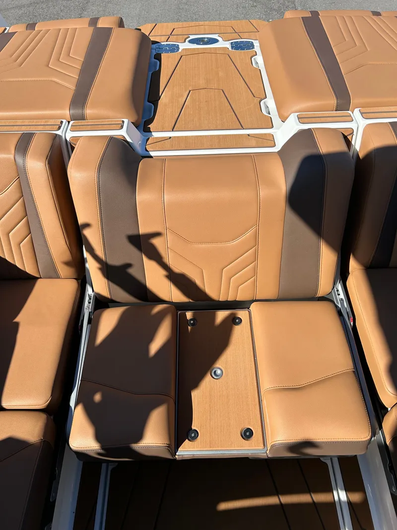 Slide: The Image of Malibu Wakesetter 25 LSV 2026 - 8