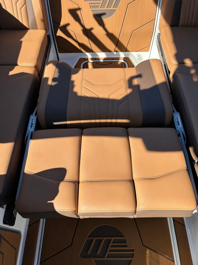 Slide: The Image of Malibu Wakesetter 25 LSV 2026 - 9