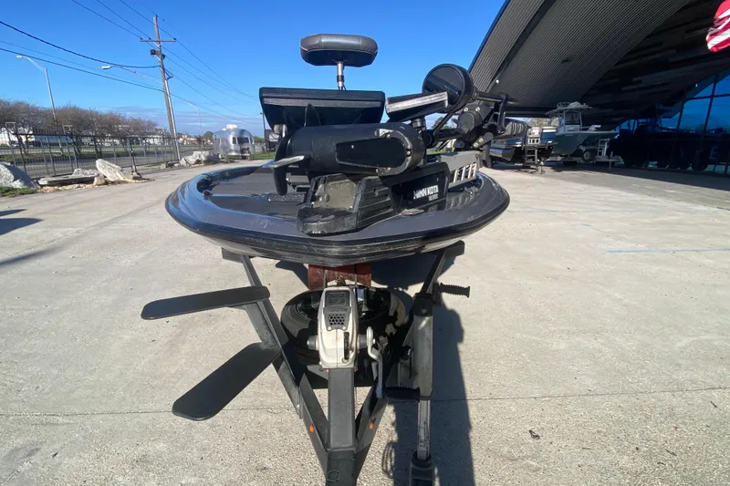 Slide: The Image of 2020 Skeeter FXR20 Limited boat with Minn Kota trolling motor on display. - 9