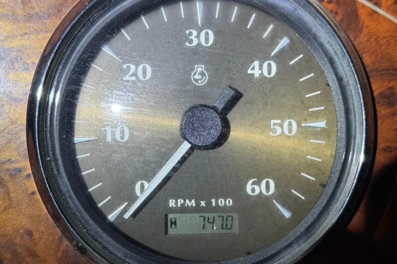 Slide: The Image of Tachometer displaying 7470 RPM on a 2001 Maxum 3300 SCR boat. - 30