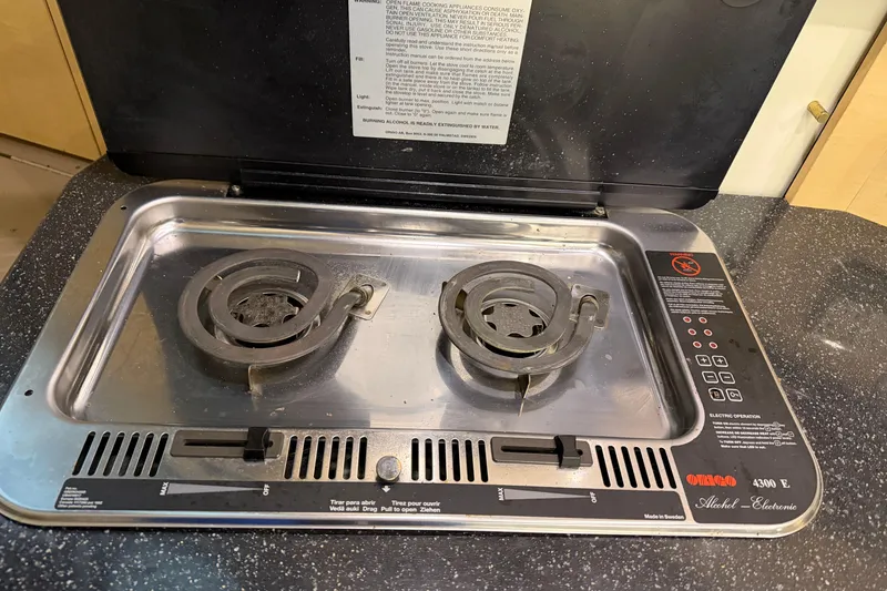 Slide: The Image of Electric stove in a 2001 Maxum 3300 SCR boat kitchen. - 38