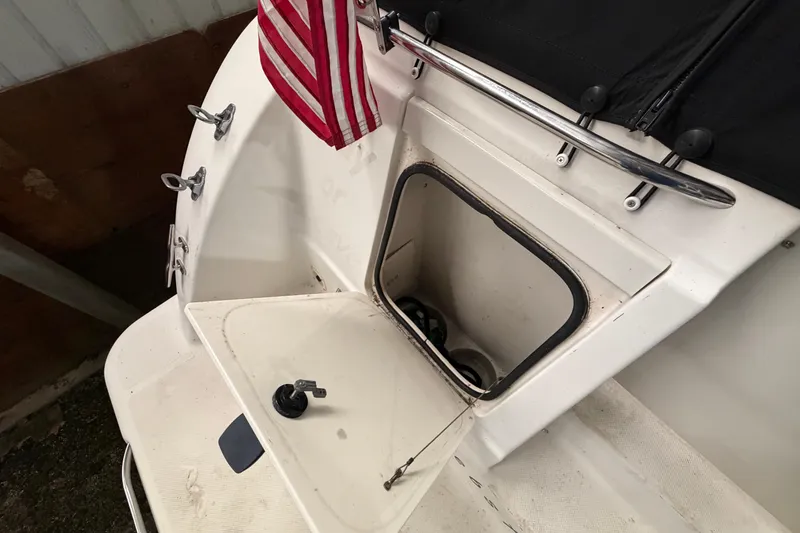 Slide: The Image of 2001 Maxum 3300 SCR boat stern with storage compartment and American flag. - 46