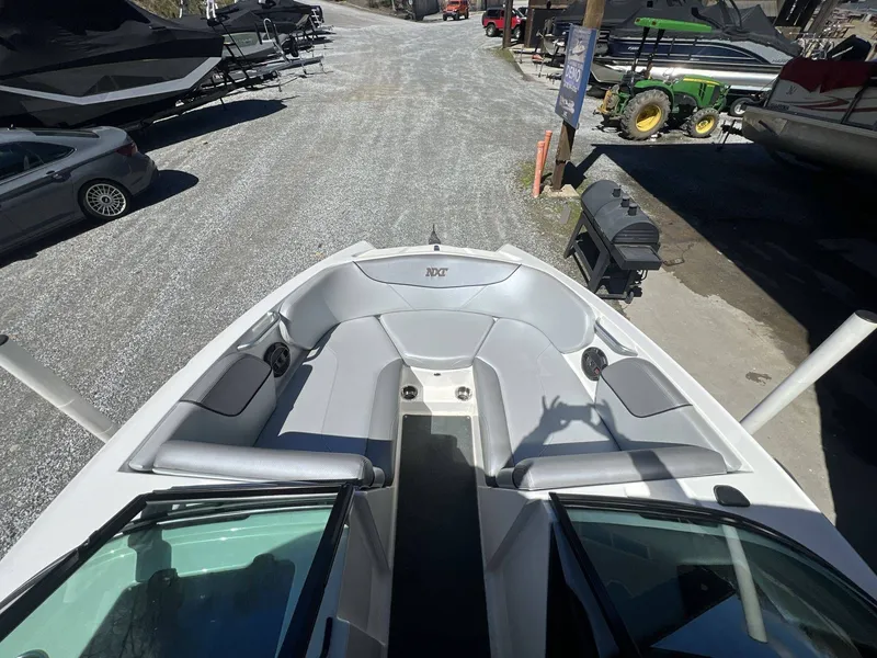 Slide: The Image of MasterCraft NXT22 2018 - 15